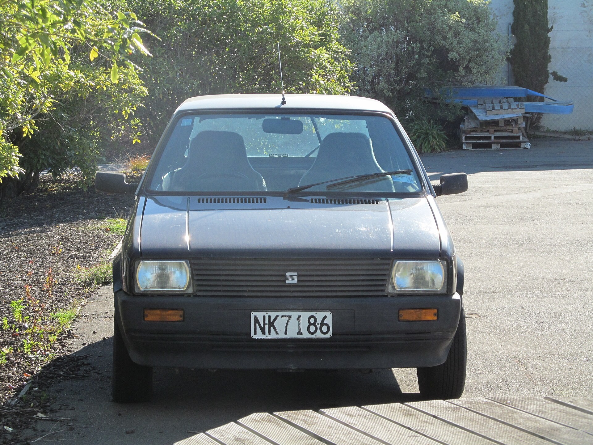 SEAT представил четыре поколения Ibiza, начиная с первой в роду 1,5 GLX 1984 года выпуска